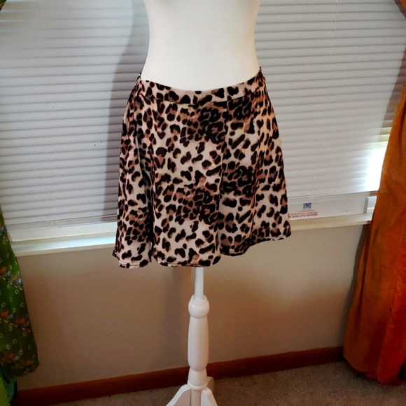 Boohoo Pants - BOOHOO Flowy Leopard Shorts